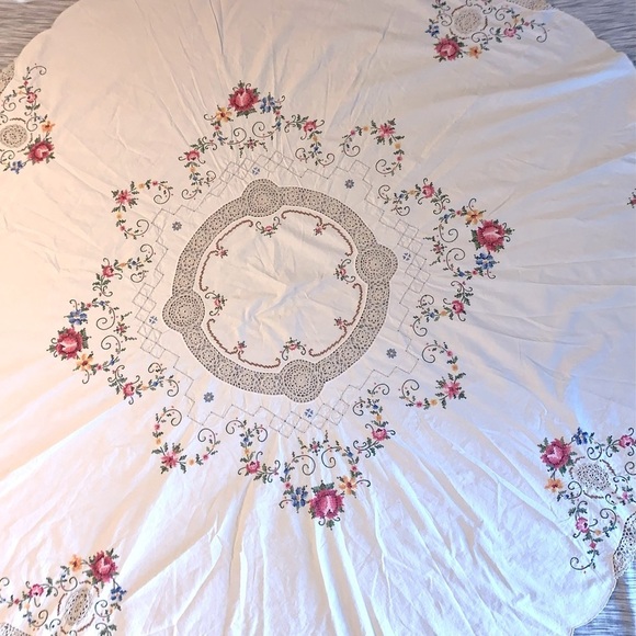 Vintage Hand Embroidered Tablecloth Exquisite Antique Linen - Picture 2 of 7